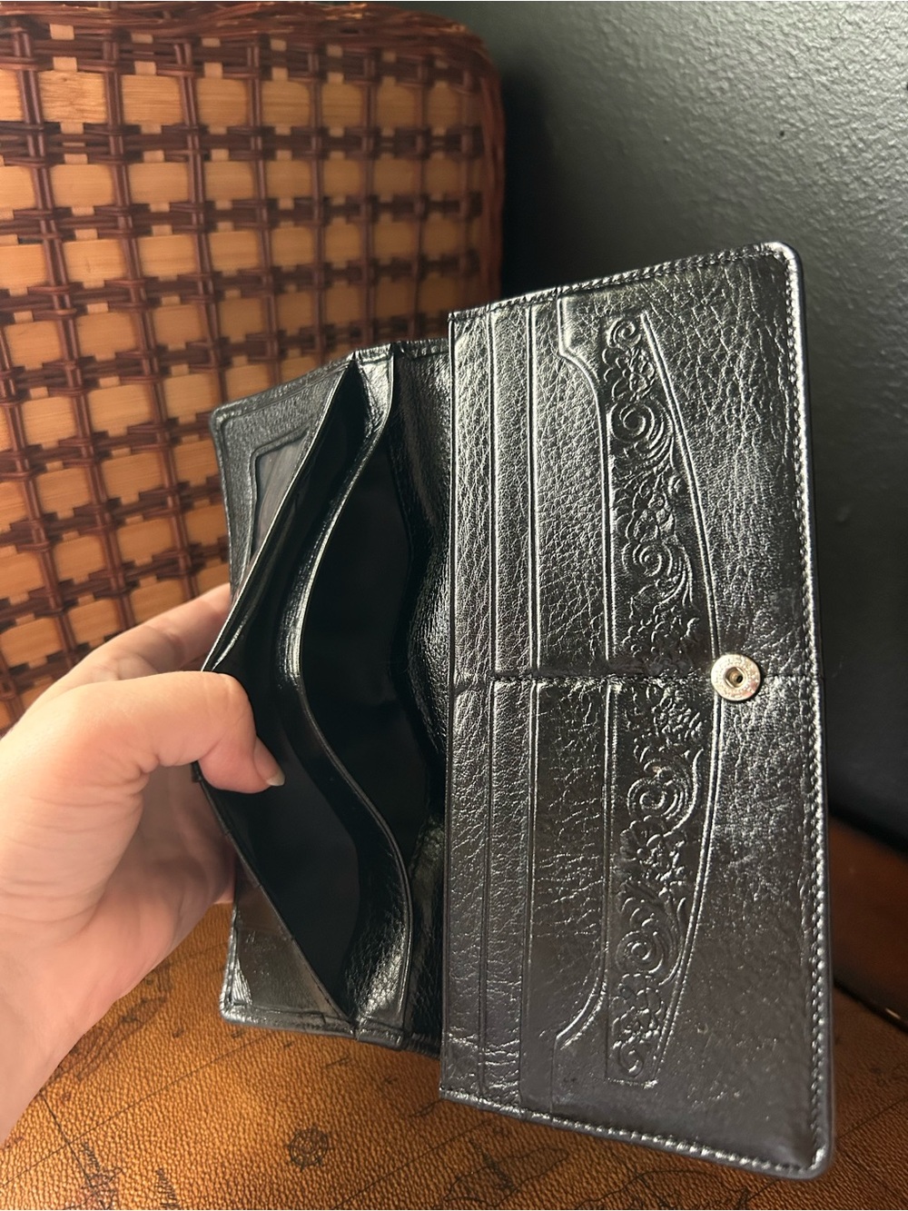vintage Brighton croc-embossed black leather crossbody wallet - Picture 12 of 16